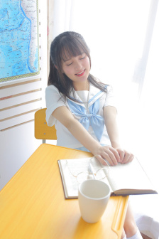 老头边吃奶边弄进去呻吟